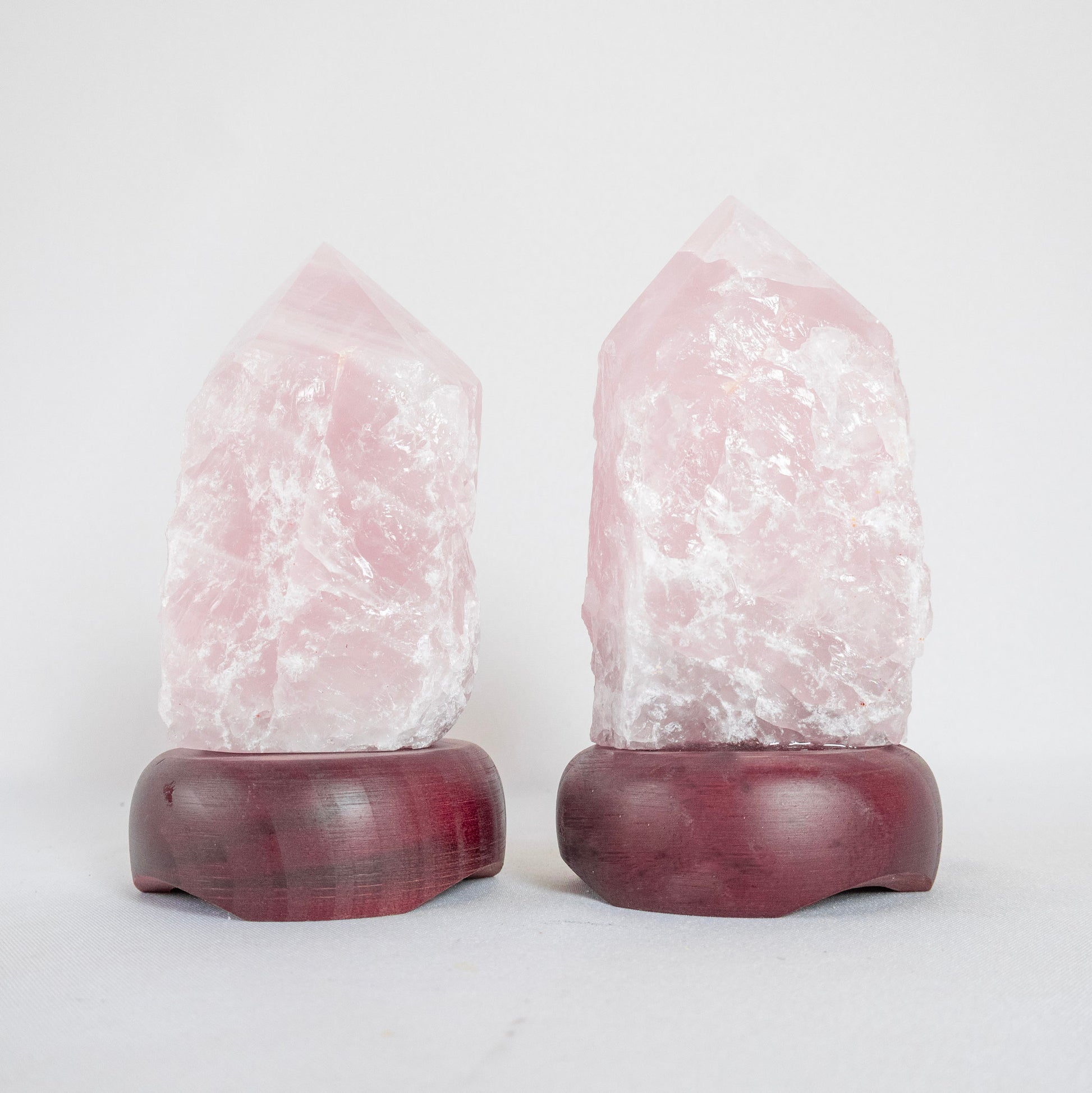 Luminária Ponta Quartzo Rosa na Base de Madeira Preta