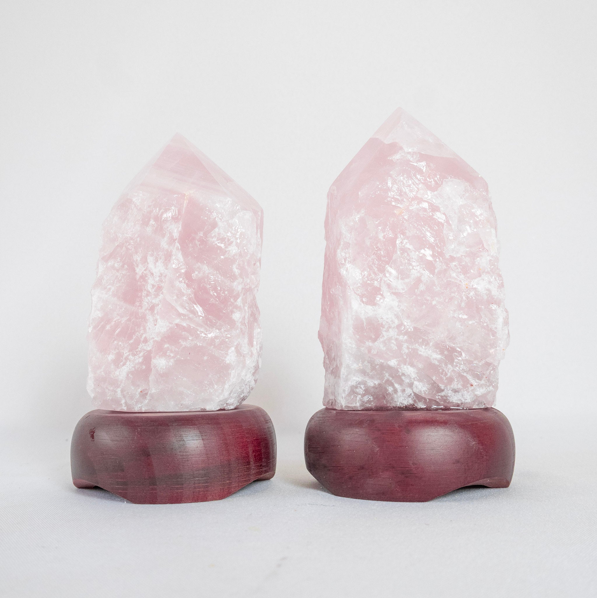 Luminária Ponta Quartzo Rosa na Base de Madeira Preta