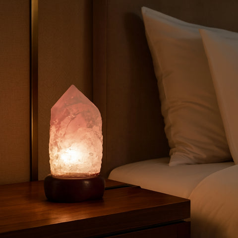 Luminária Ponta Quartzo Rosa na Base de Madeira Preta