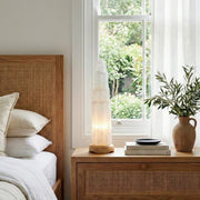 Luminária Selenita Branca Base Madeira Clara Grande