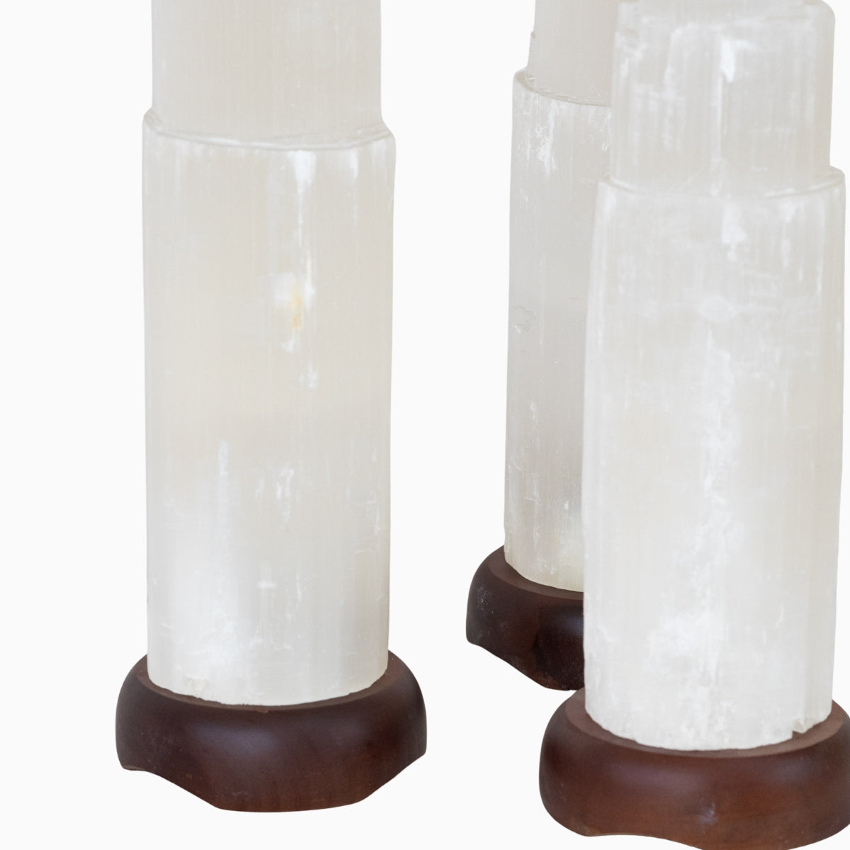 Luminária Selenita Branca Base Madeira Escura Grande