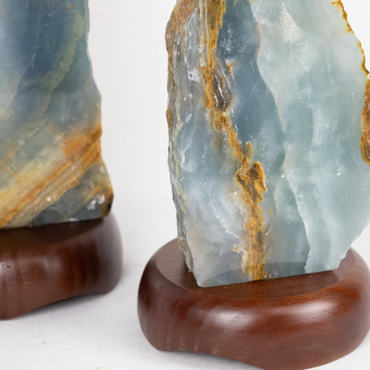 Luminária Ônix Azul Argentino Base Madeira Escura 1,655 kg 