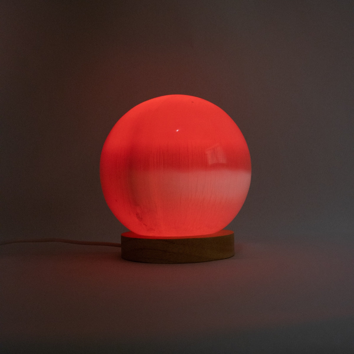 Luminária Esfera de Selenita Branca Base Madeira