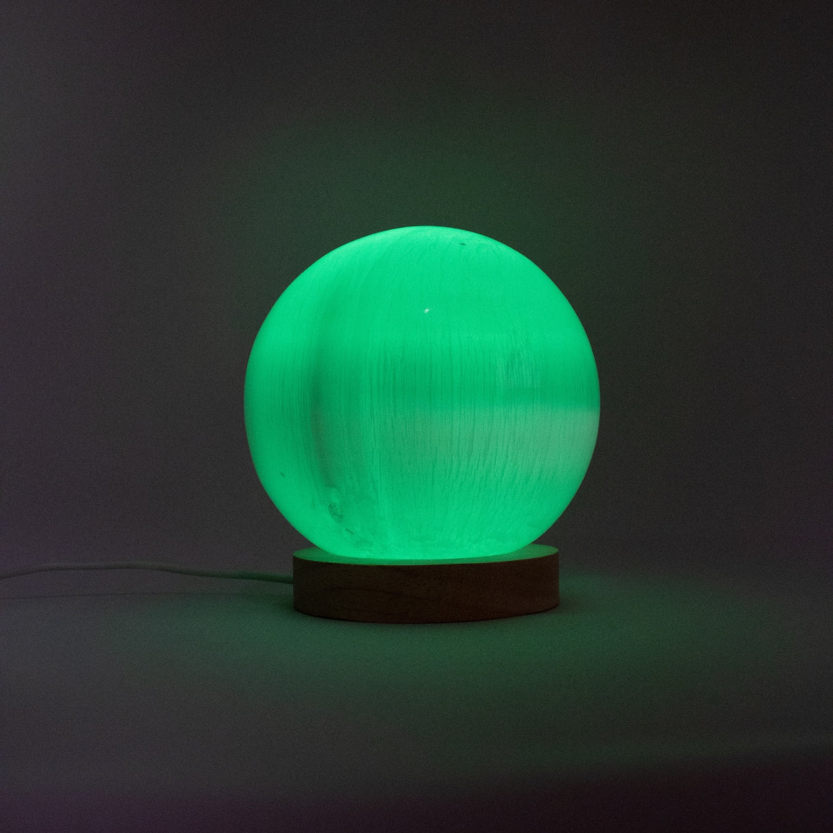 Luminária Esfera de Selenita Branca Base Madeira