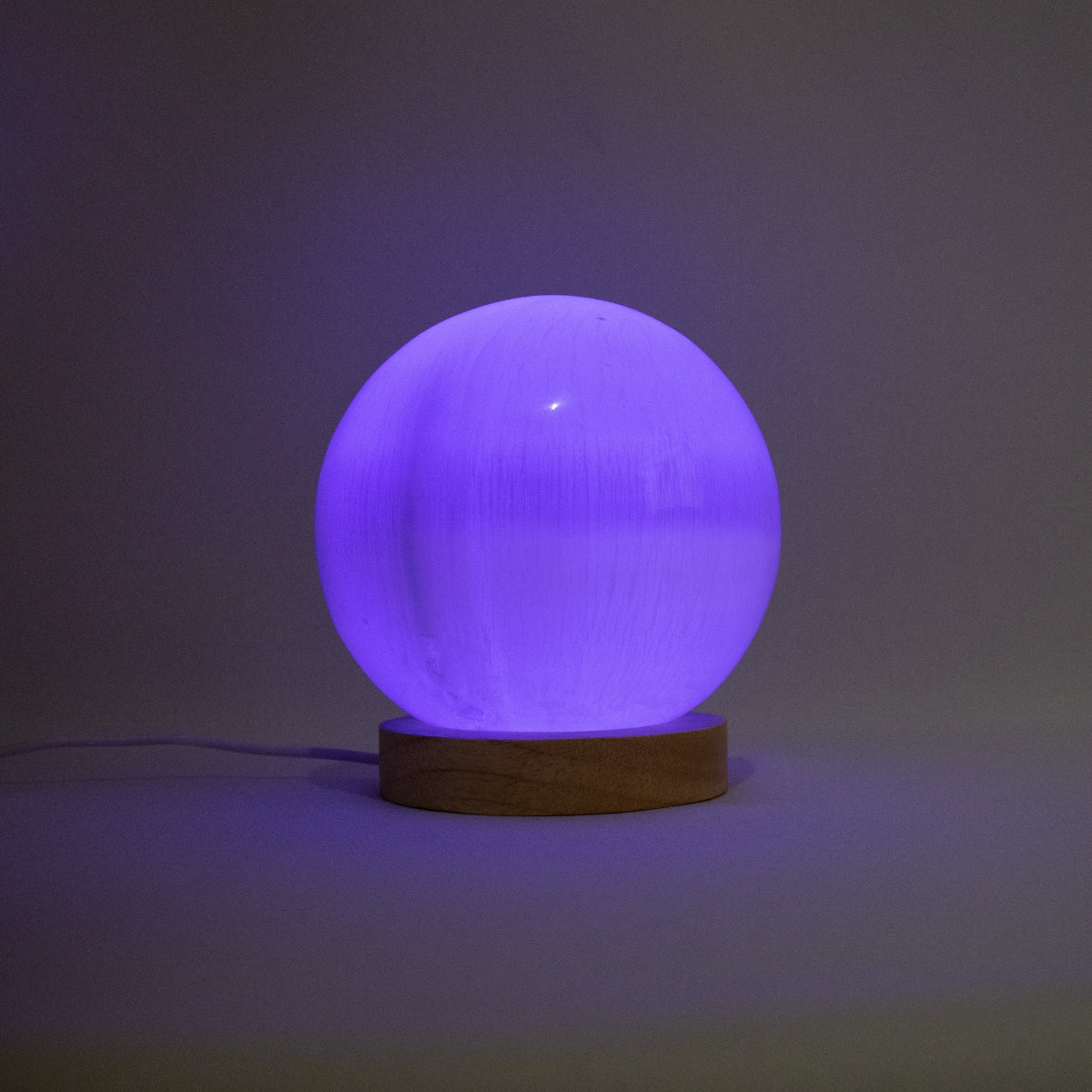 Luminária Esfera de Selenita Branca Base Madeira