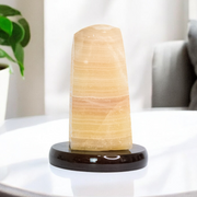 Luminária Pedra Calcita Argentina Amarela-Laranja Polida Base Madeira