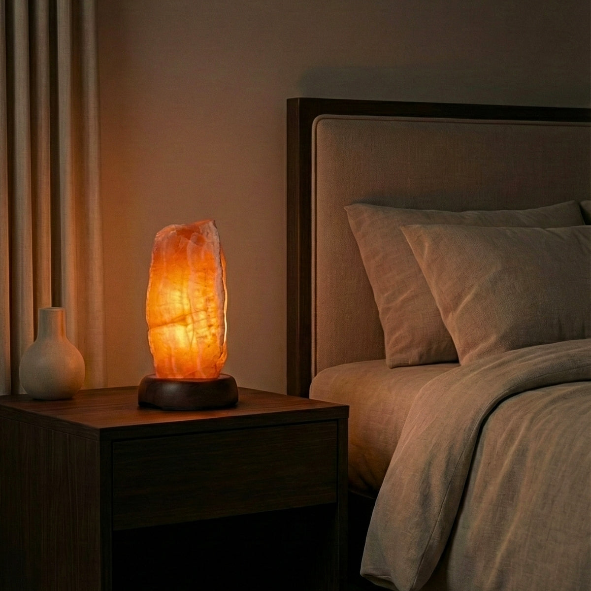 Luminária de Calcita Laranja na Base de Madeira Escura