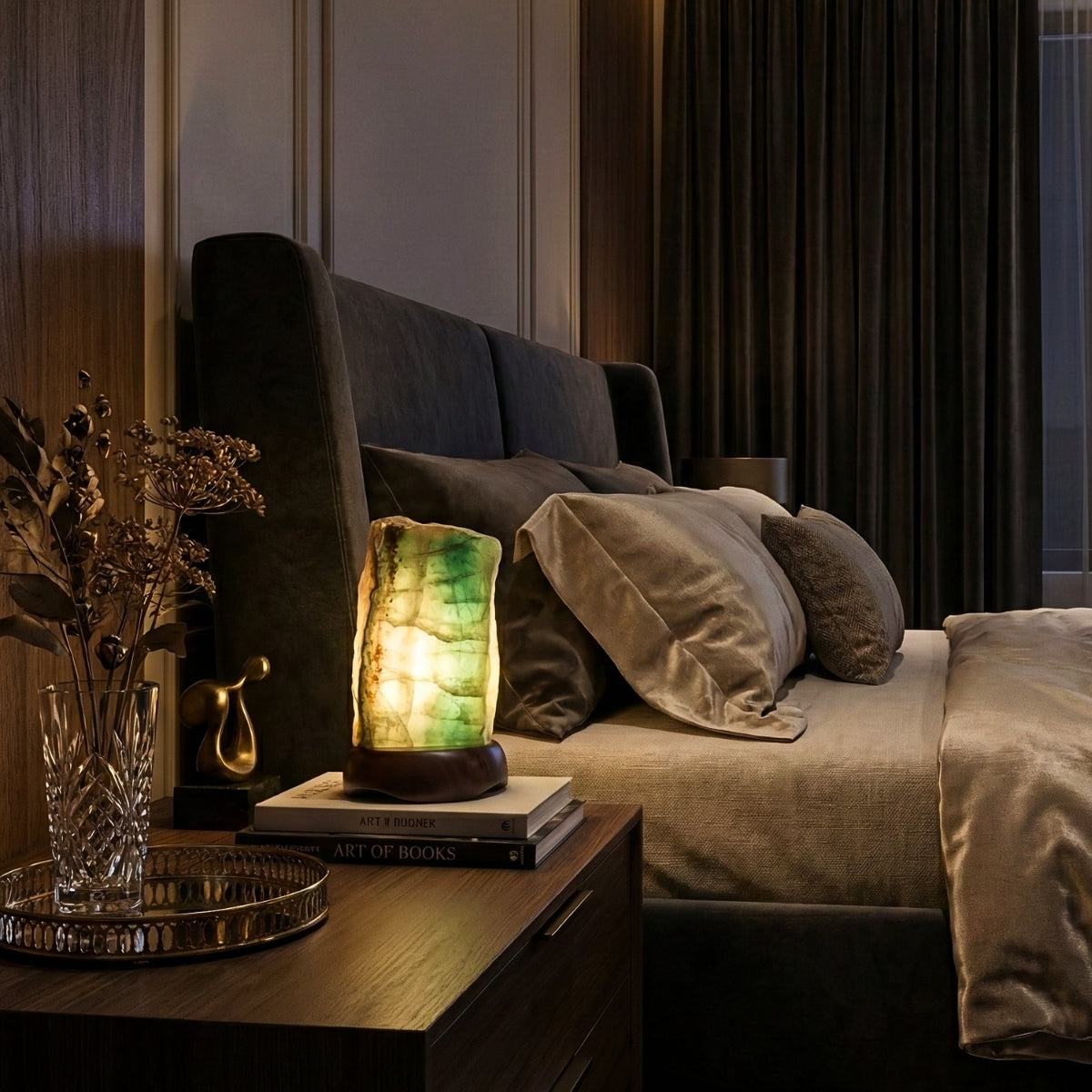 Luminária de Fluorita Verde na Base de Madeira Escura