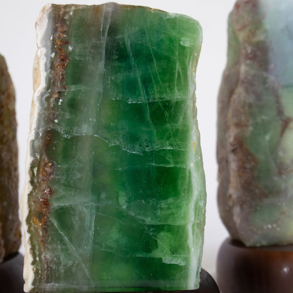 Luminária de Fluorita Verde na Base de Madeira Escura