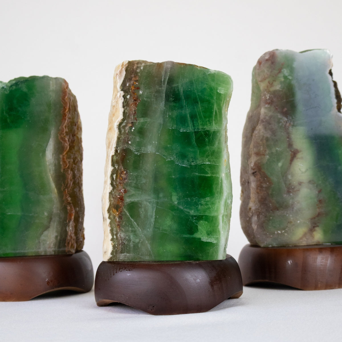 Luminária de Fluorita Verde na Base de Madeira Escura