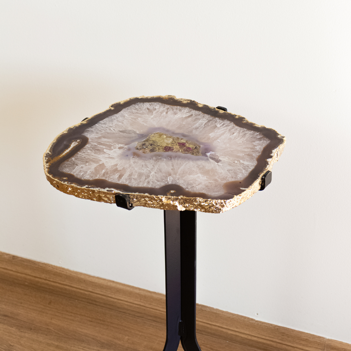 Mesa Chapa de Ágata e Cristal de Quartzo Natural Borda Banho Ouro 24k 