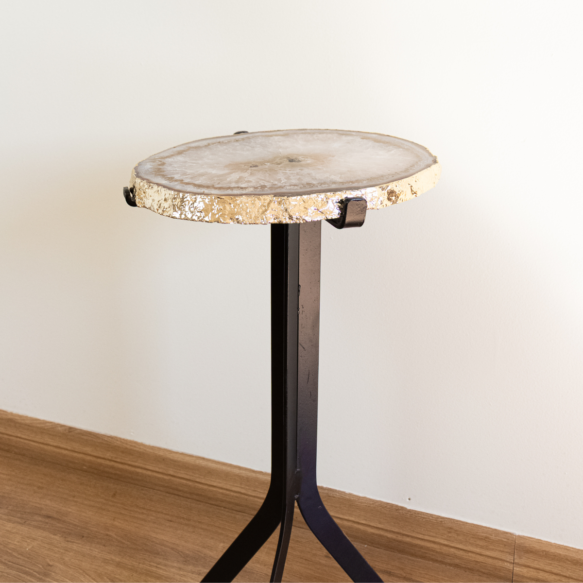 Mesa Chapa de Ágata e Cristal de Quartzo Natural Borda Banho Ouro 24k 4,100kg