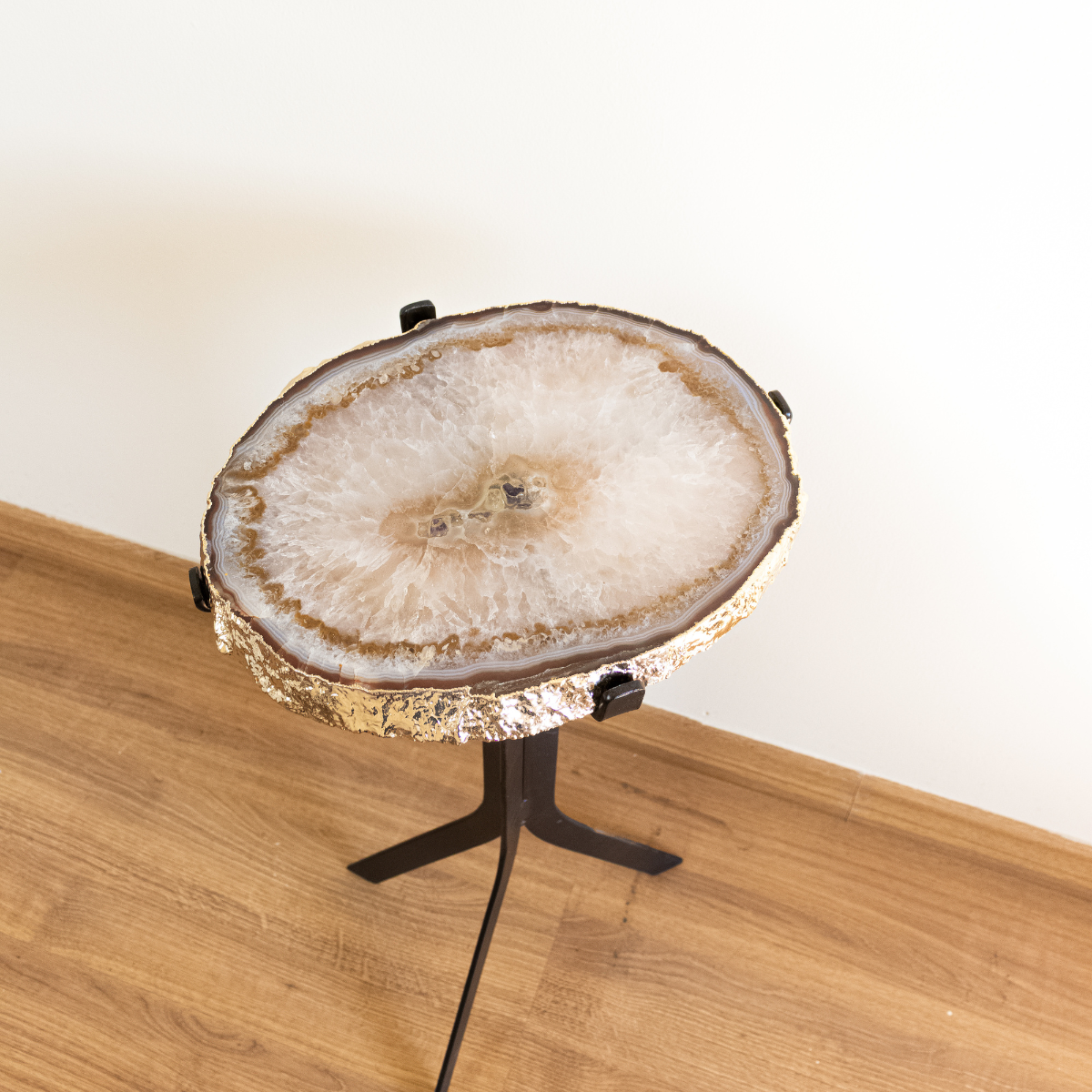 Mesa Chapa de Ágata e Cristal de Quartzo Natural Borda Banho Ouro 24k 4,100kg