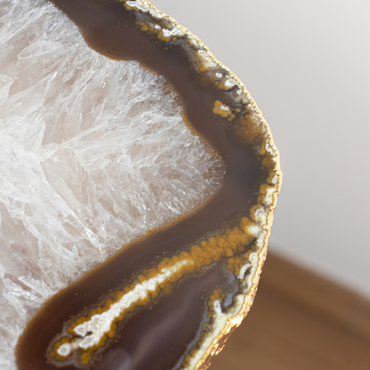 Mesa Chapa de Ágata e Cristal de Quartzo Natural Borda Banho Ouro 24k 