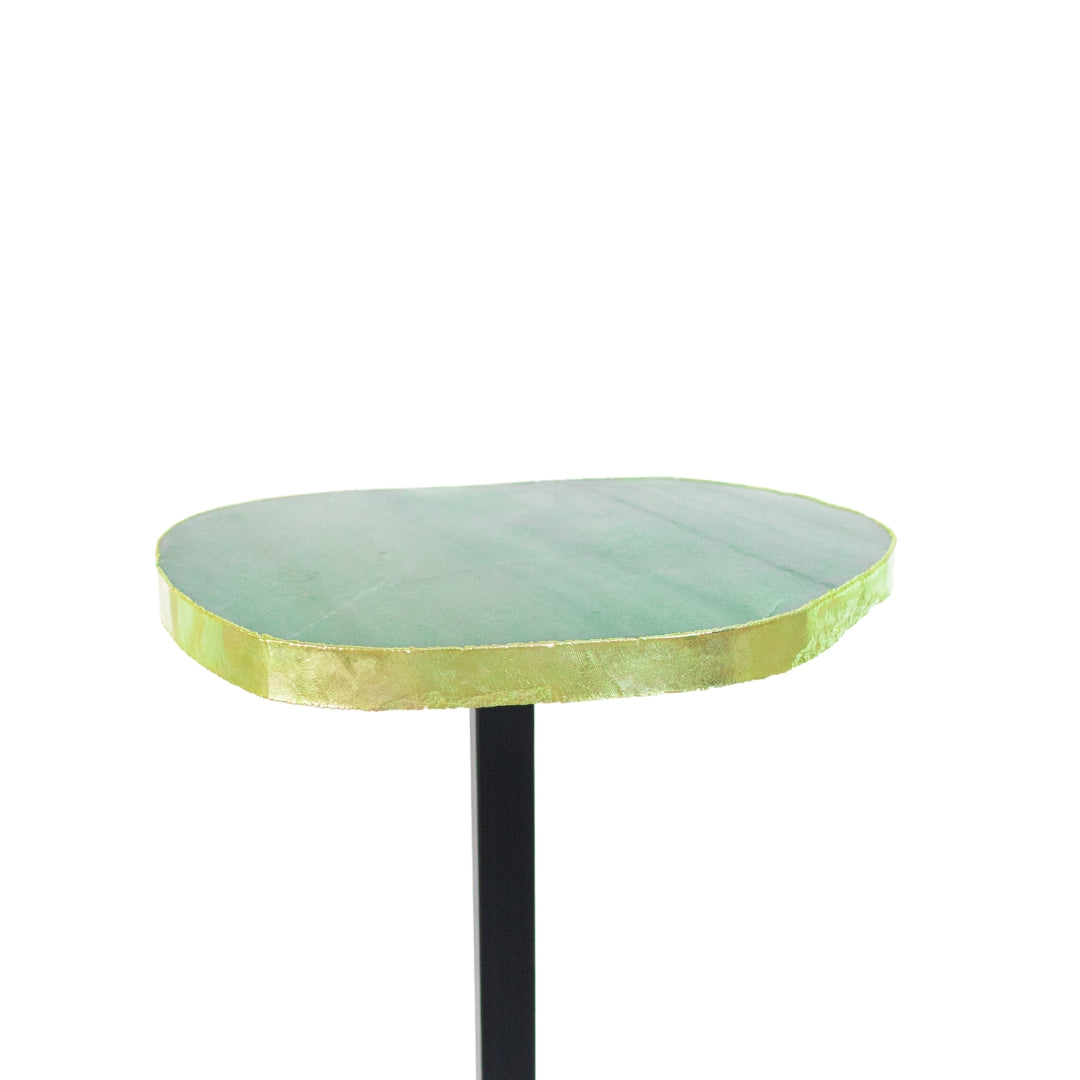 Mesa Chapa em Quartzo Verde Borda Banho Ouro Suporte Preto Fosco