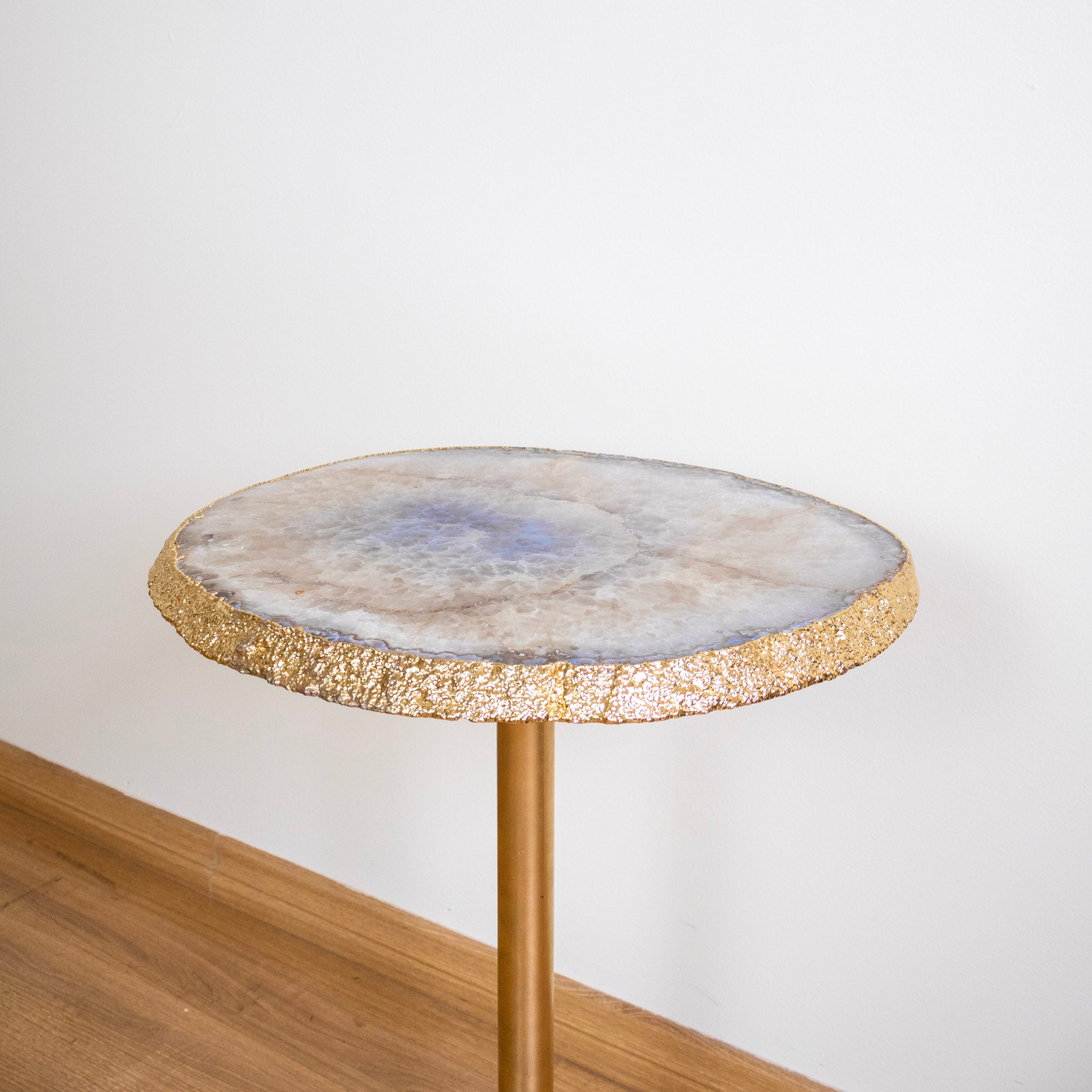 Mesa Dourada Chapa de Ágata Cristalizada Borda Banho Ouro 24k