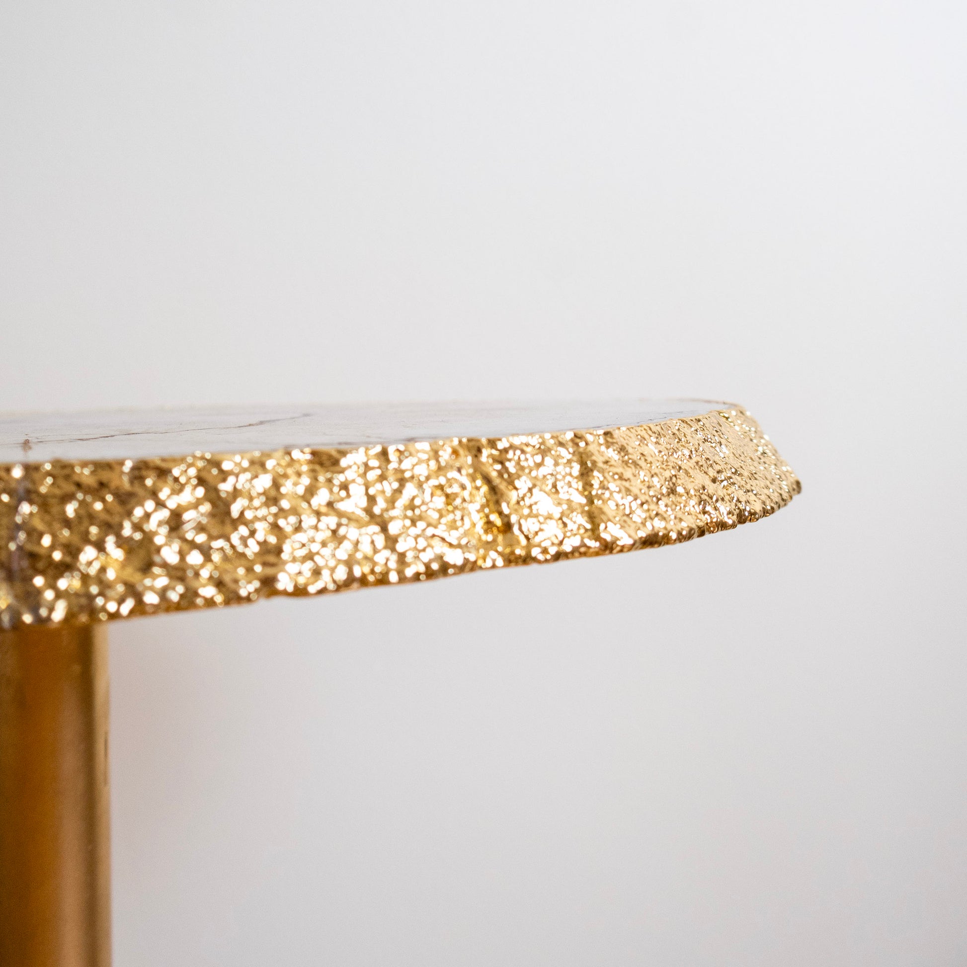 Mesa Dourada Chapa de Ágata Cristalizada Borda Banho Ouro 24k