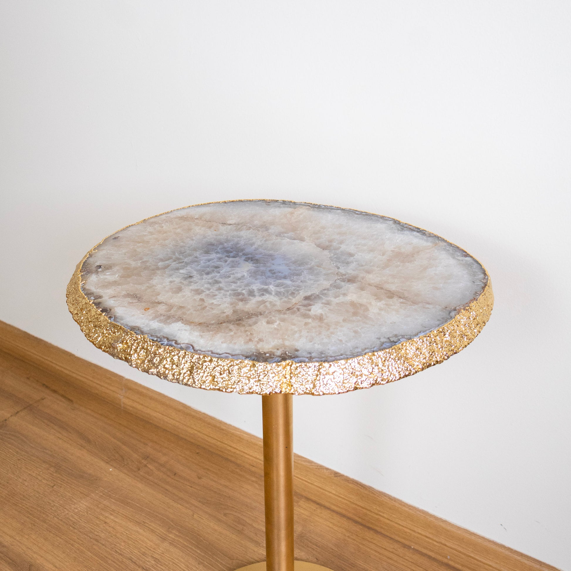 Mesa Dourada Chapa de Ágata Cristalizada Borda Banho Ouro 24k