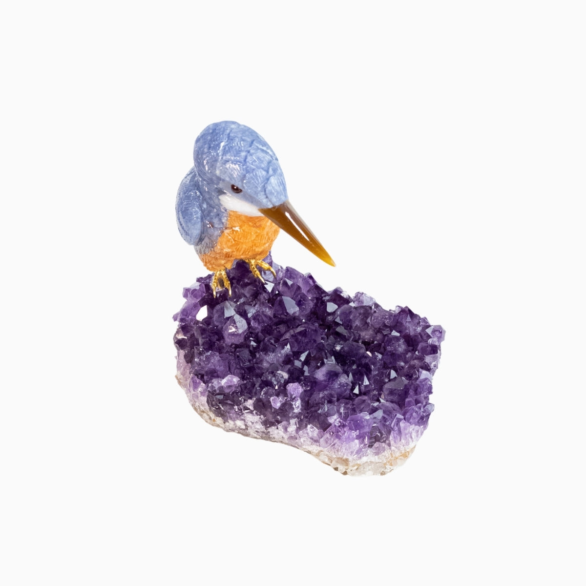 Pássaro Martim-Pescador Esculpido em Quartzo Azul e Calcita Orquídea Laranja na Drusa de Ametista