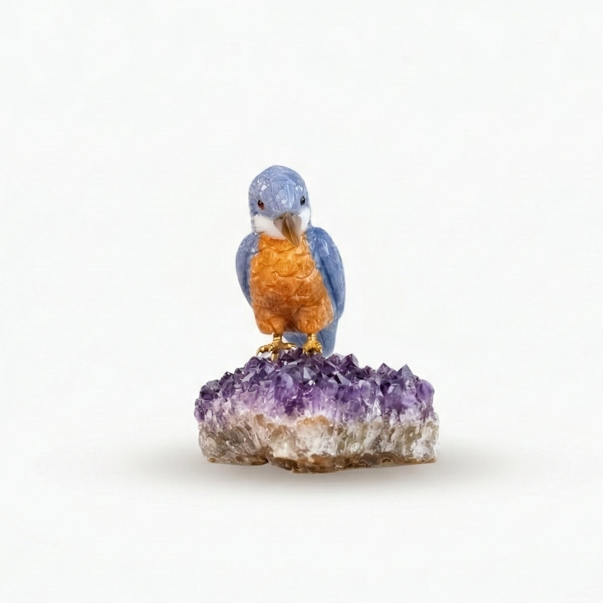 Pássaro Martim-Pescador Esculpido em Quartzo Azul e Calcita Orquídea Laranja na Drusa de Ametista