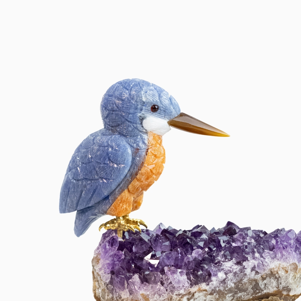 Pássaro Martim-Pescador Esculpido em Quartzo Azul e Calcita Orquídea Laranja na Drusa de Ametista