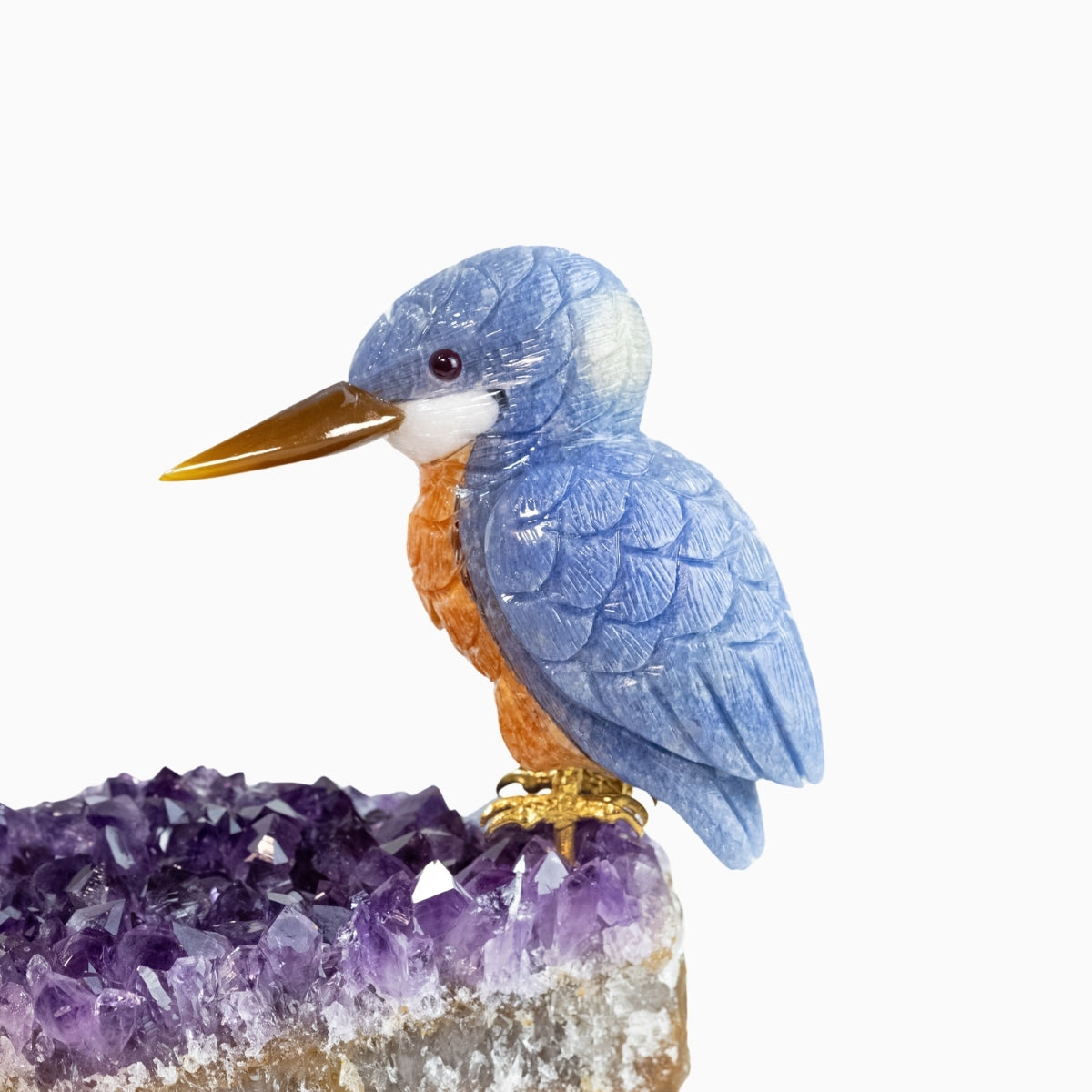 Pássaro Martim-Pescador Esculpido em Quartzo Azul e Calcita Orquídea Laranja na Drusa de Ametista