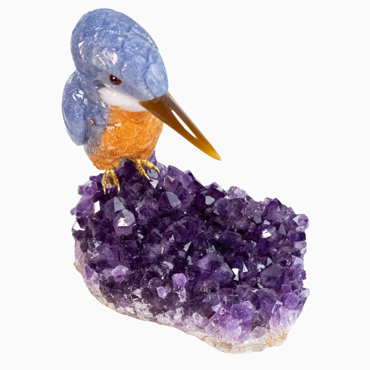 Pássaro Martim-Pescador Esculpido em Quartzo Azul e Calcita Orquídea Laranja na Drusa de Ametista