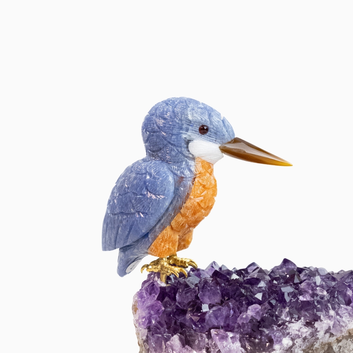 Pássaro Martim-Pescador Esculpido em Quartzo Azul e Calcita Orquídea Laranja na Drusa de Ametista