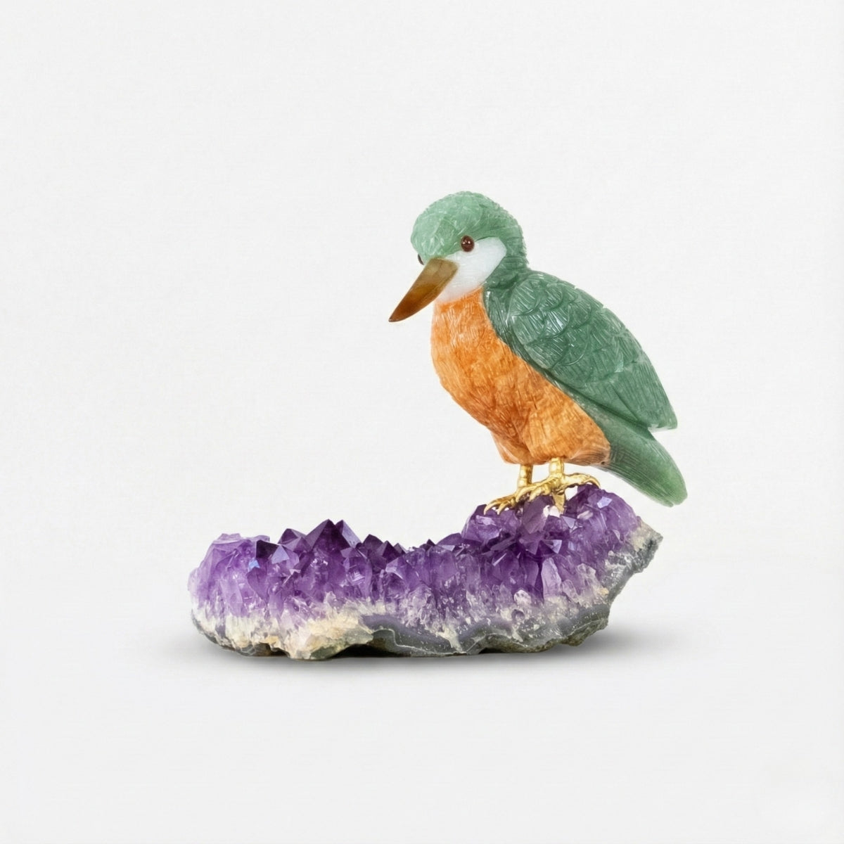 Pássaro Martim-Pescador Esculpido em Quartzo Verde e Calcita Orquídea Laranja na Drusa de Ametista