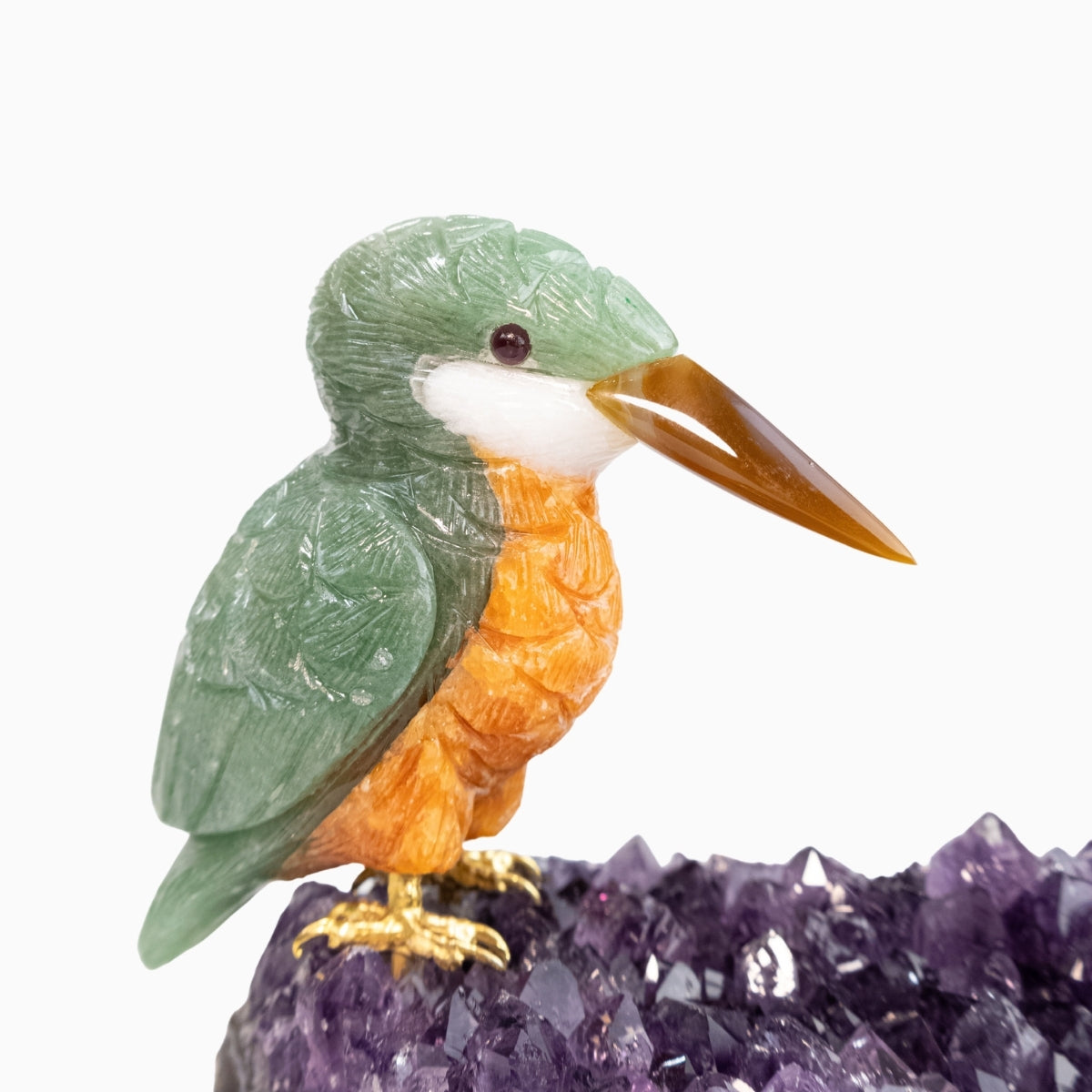 Pássaro Martim-Pescador Esculpido em Quartzo Verde e Calcita Orquídea Laranja na Drusa de Ametista