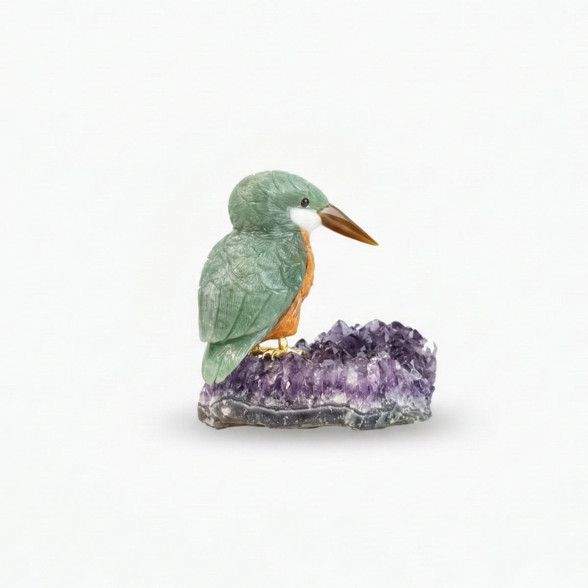 Pássaro Martim-Pescador Esculpido em Quartzo Verde e Calcita Orquídea Laranja na Drusa de Ametista