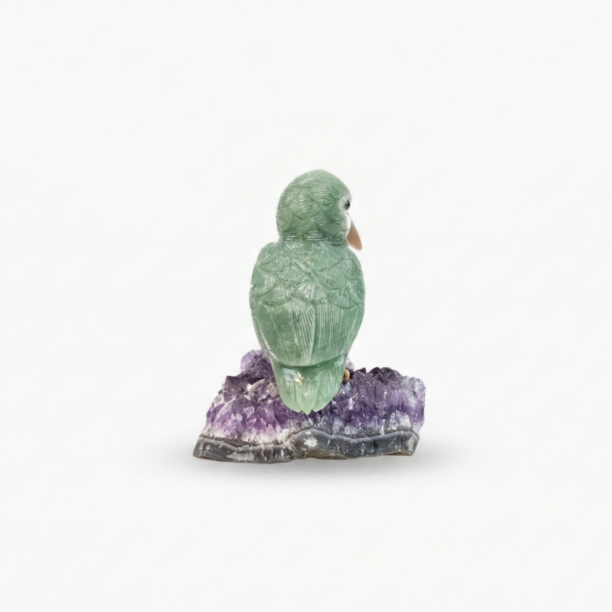 Pássaro Martim-Pescador Esculpido em Quartzo Verde e Calcita Orquídea Laranja na Drusa de Ametista