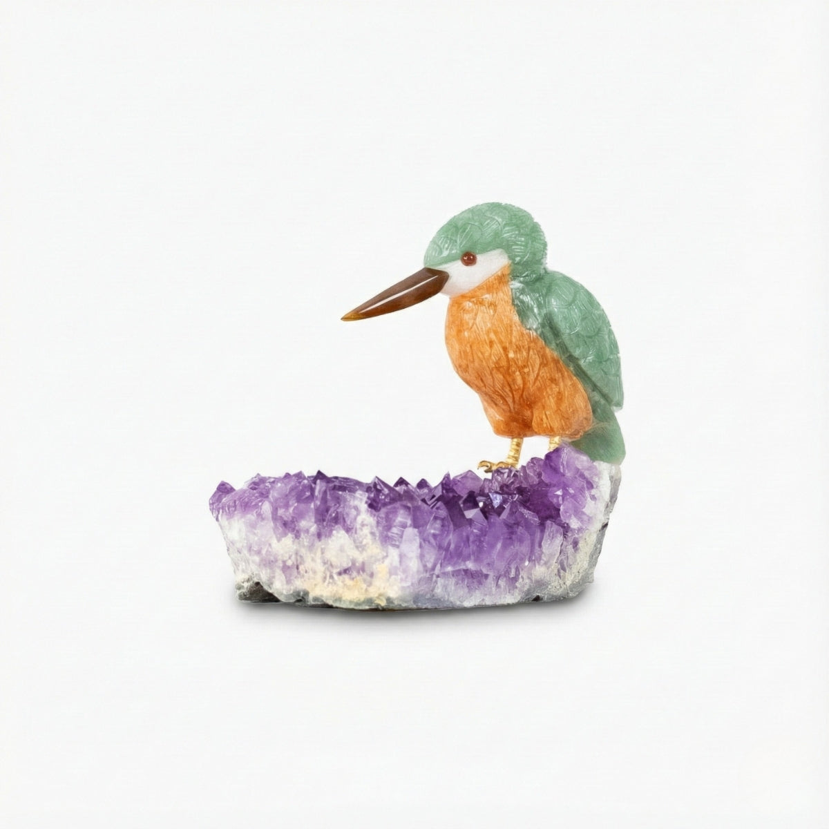 Pássaro Martim-Pescador Esculpido em Quartzo Verde e Calcita Orquídea Laranja na Drusa de Ametista