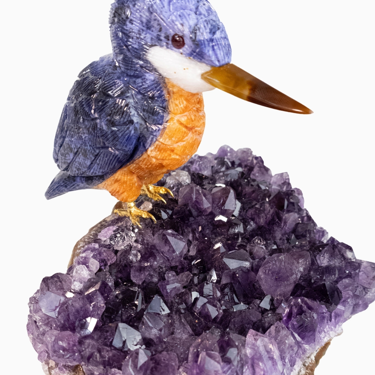 Pássaro Martim-Pescador Esculpido em Sodalita e Calcita Orquídea Laranja na Drusa de Ametista
