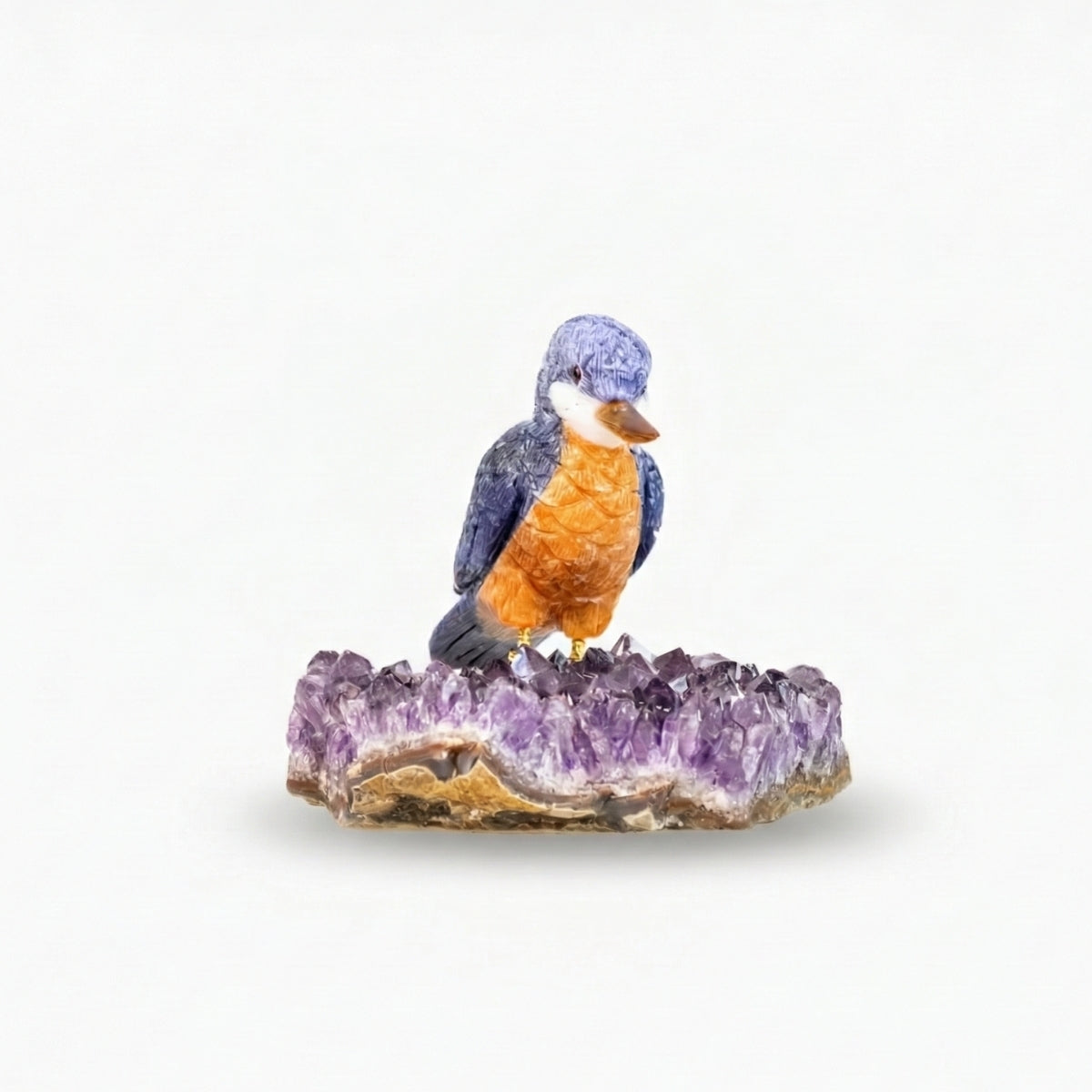 Pássaro Martim-Pescador Esculpido em Sodalita e Calcita Orquídea Laranja na Drusa de Ametista
