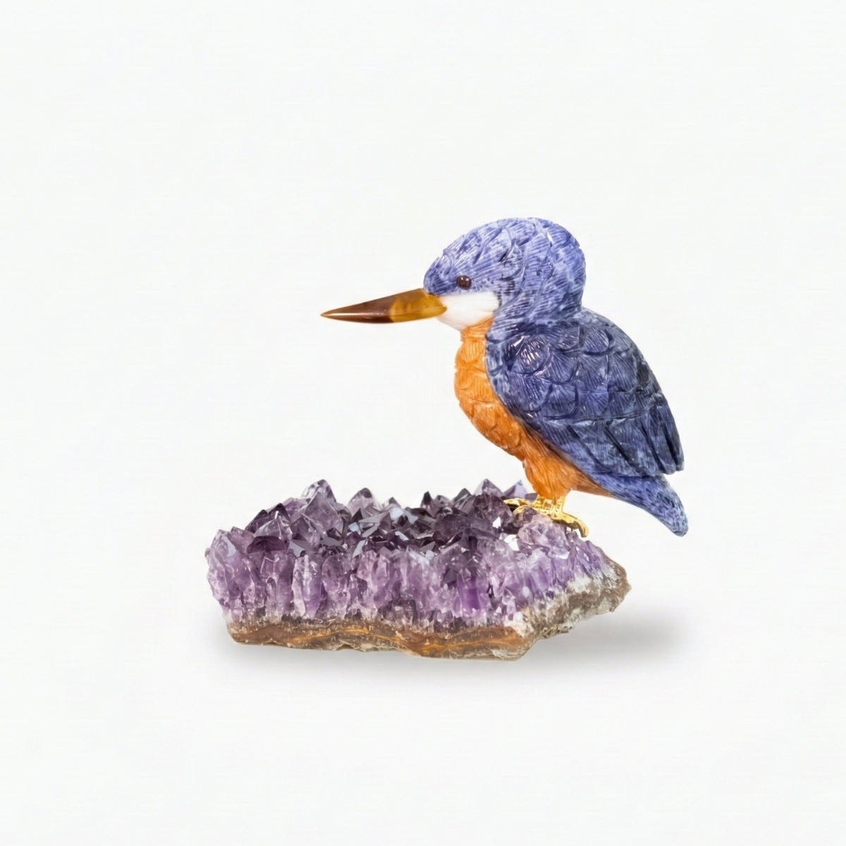 Pássaro Martim-Pescador Esculpido em Sodalita e Calcita Orquídea Laranja na Drusa de Ametista
