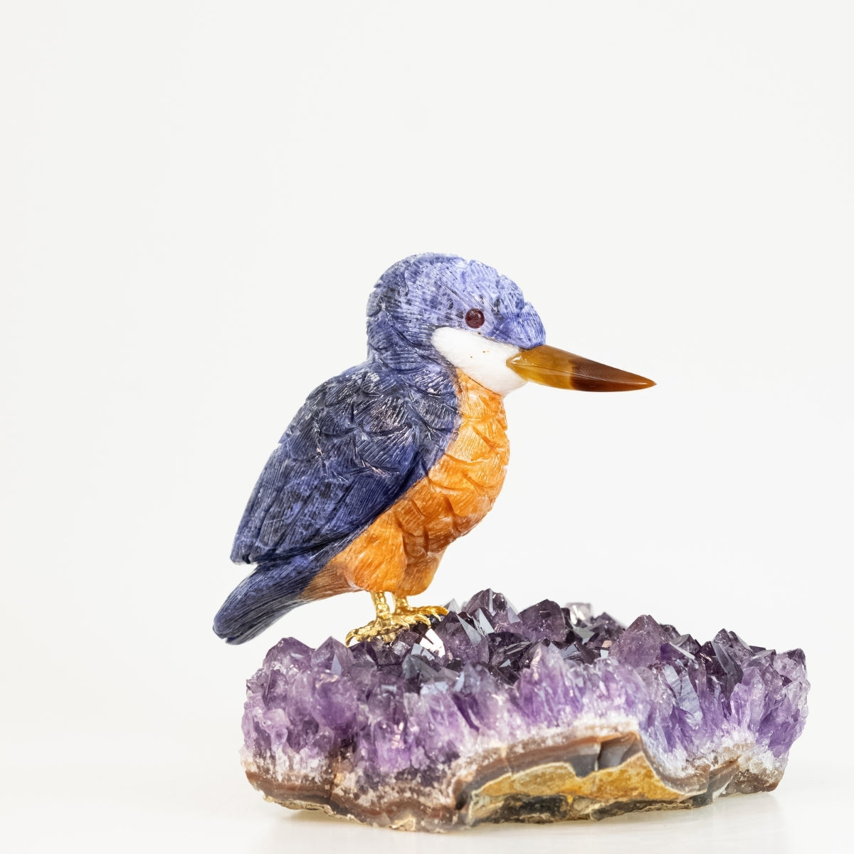 Pássaro Martim-Pescador Esculpido em Sodalita e Calcita Orquídea Laranja na Drusa de Ametista
