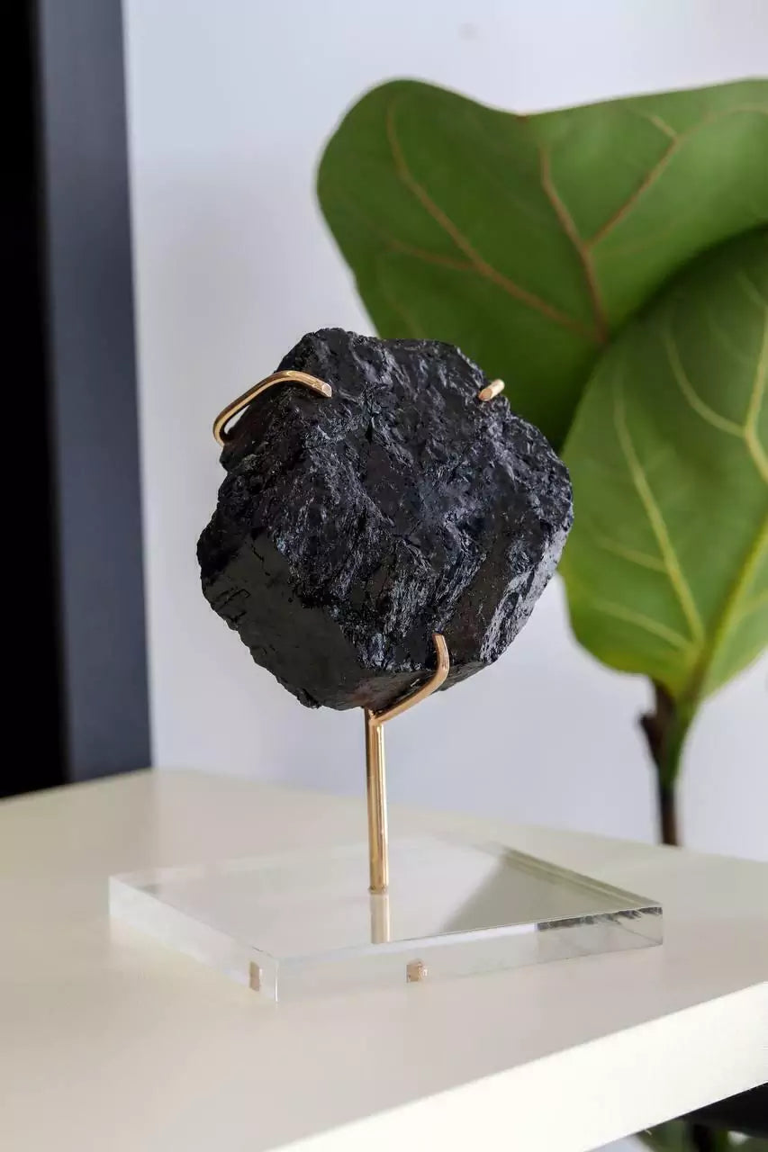 Pedra Turmalina Negra Bruta Garra Banho Ouro na Base Acrílica