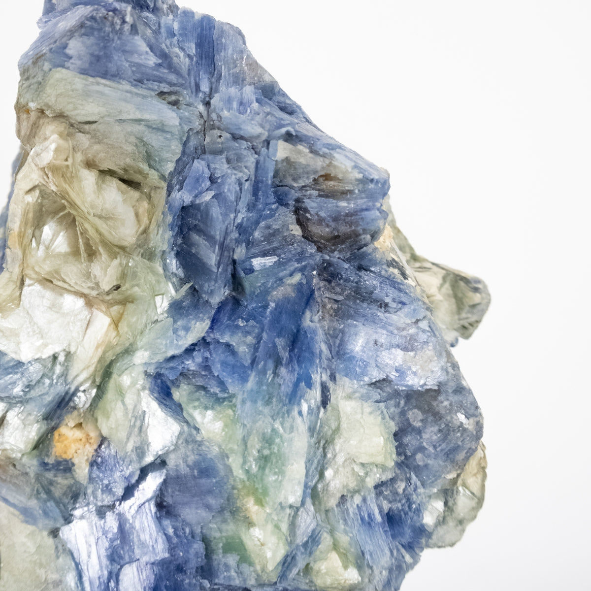 Pedra Cianita Azul com Inclusão de Mica na Base Metal Preto Fosco 3,694 kg