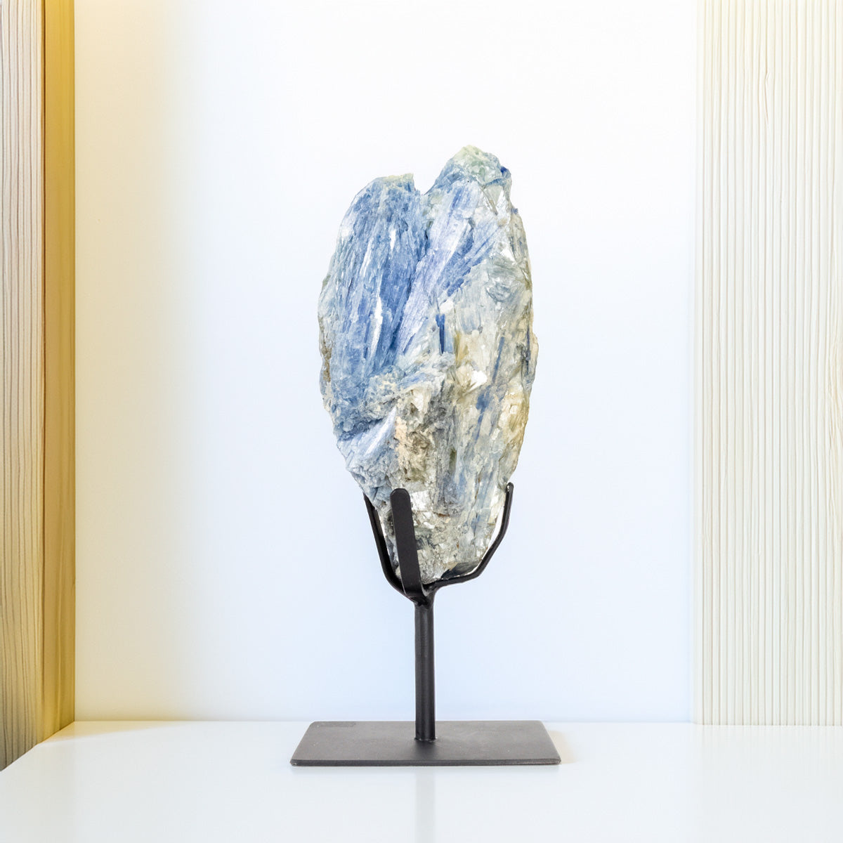 Pedra Cianita Azul na Base Metal Preto Fosco 2,425 kg