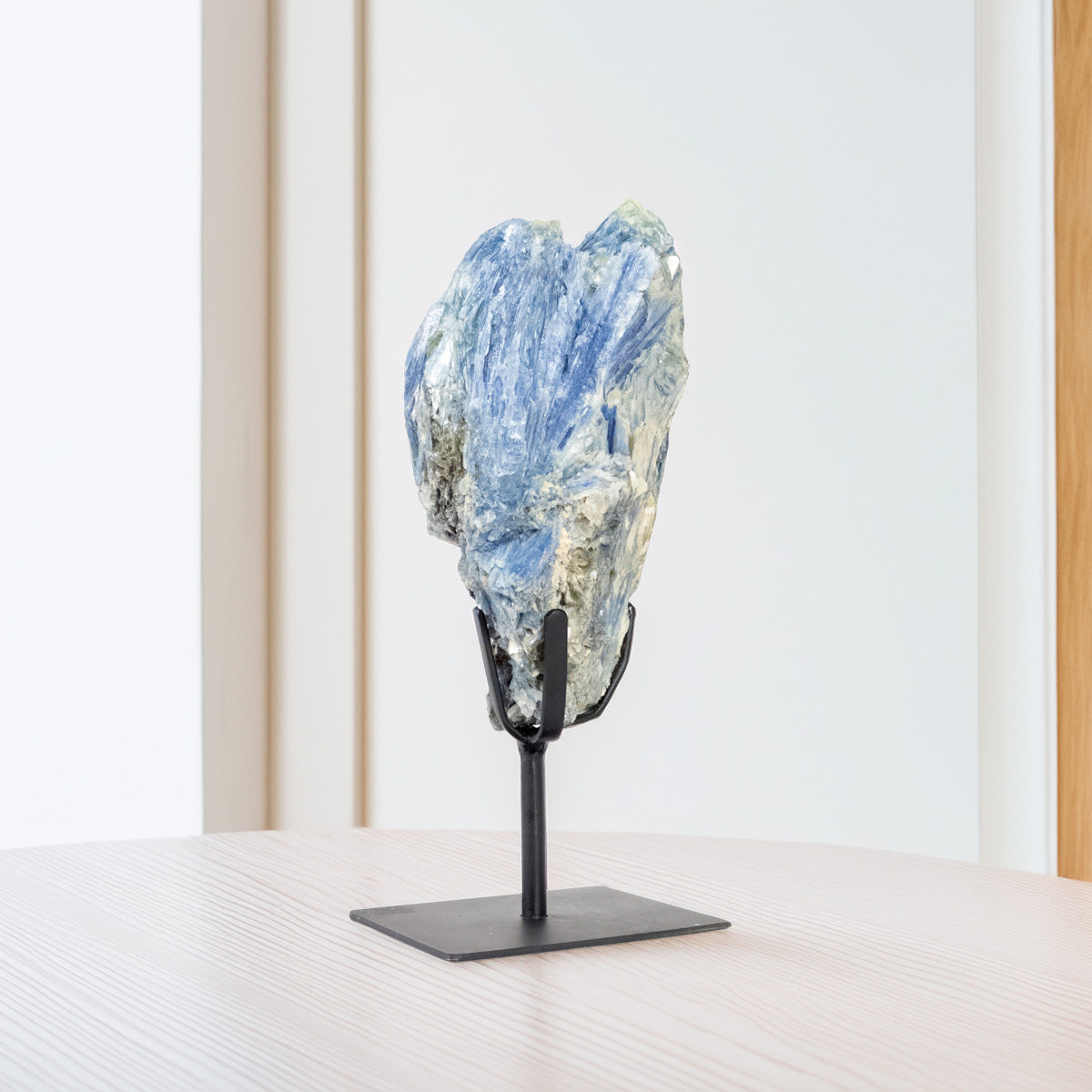 Pedra Cianita Azul na Base Metal Preto Fosco 2,425 kg