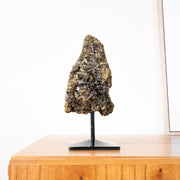 Pedra Epídoto Bruto na Base Metal Preto 2,180 kg