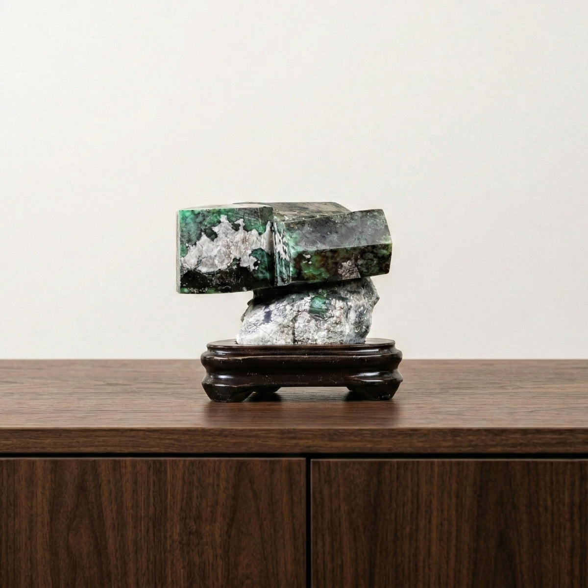 Pedra Esmeralda Extra Polida na Base de Madeira 1,120 kg