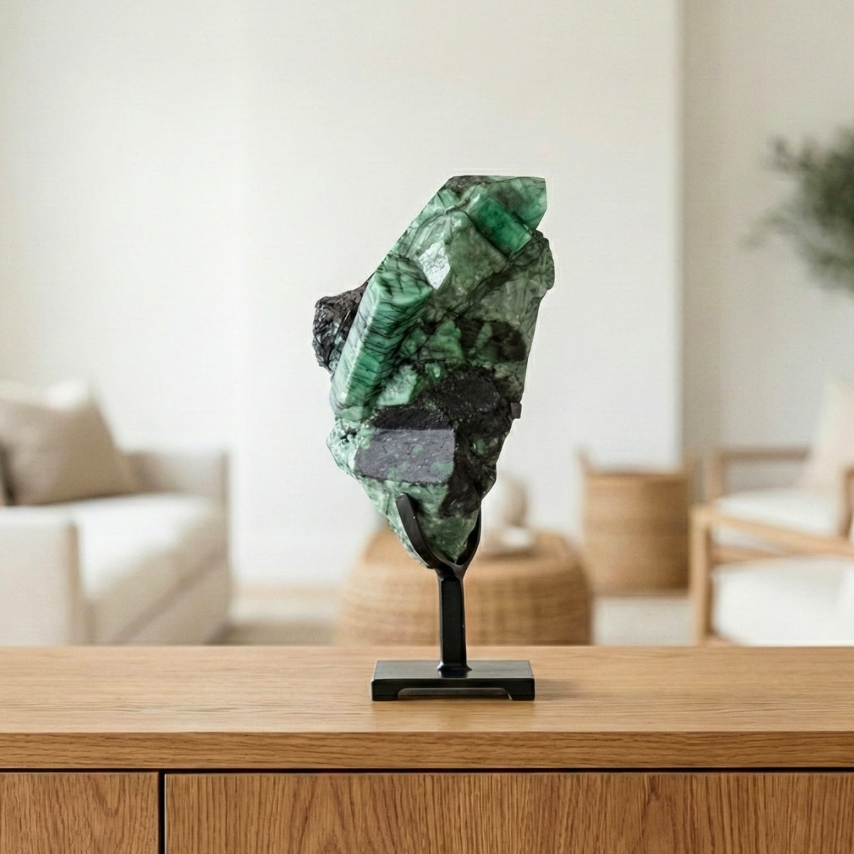 Pedra Esmeralda Extra Semi Polida na Base Metal Preto 4,230 kg
