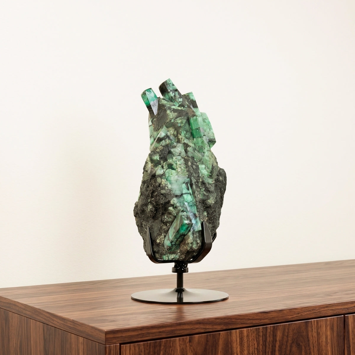 Pedra Esmeralda Polida na Base Metal Preto Giratória 6,2 kg