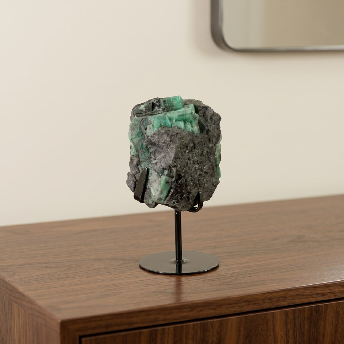 Pedra Esmeralda na Base Metal Preto 1,178 kg