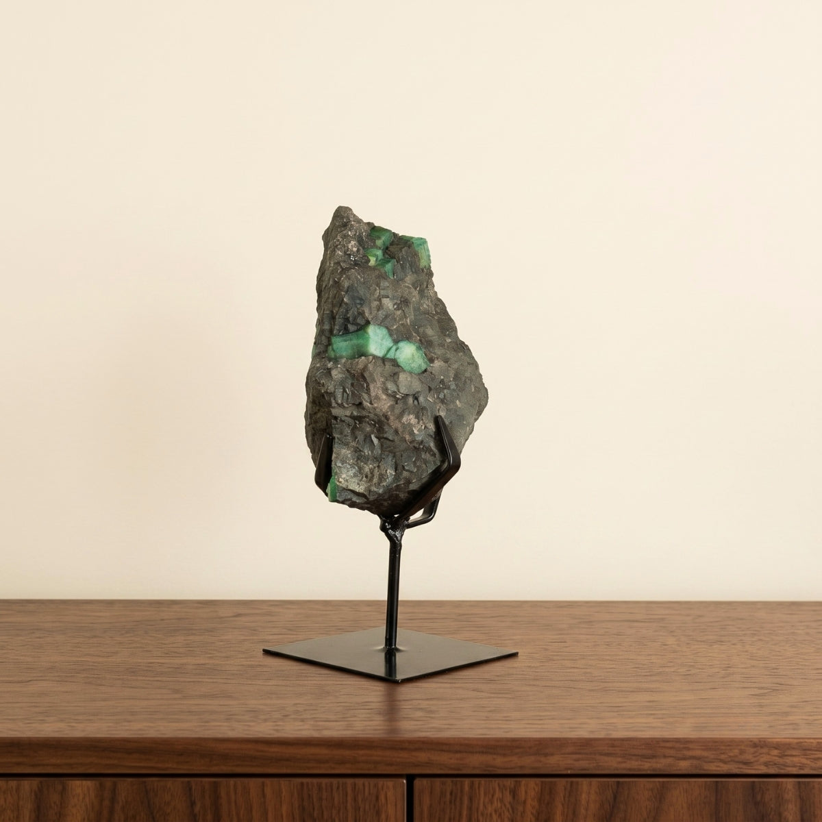 Pedra Esmeralda na Base Metal Preto 1,638 kg