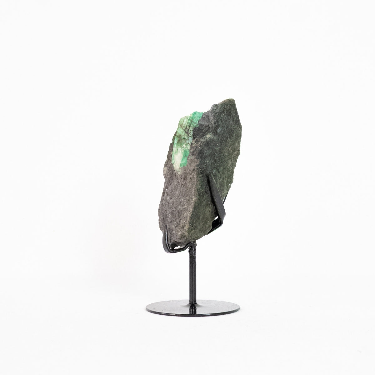 Pedra Esmeralda na Base Metal Preto 740 gramas