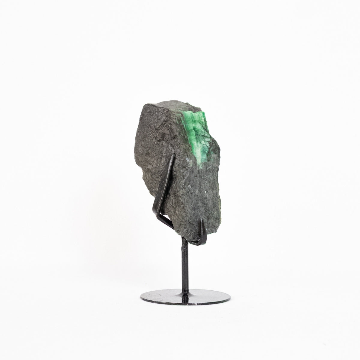 Pedra Esmeralda na Base Metal Preto 740 gramas