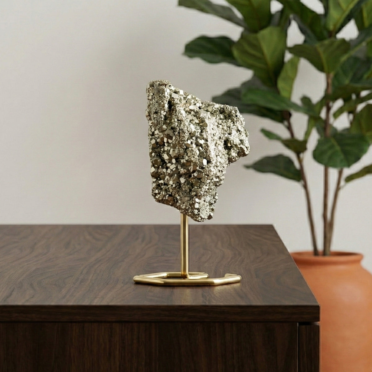 Pedra Pirita Bruta na Base Metal Banho Ouro 513 gramas